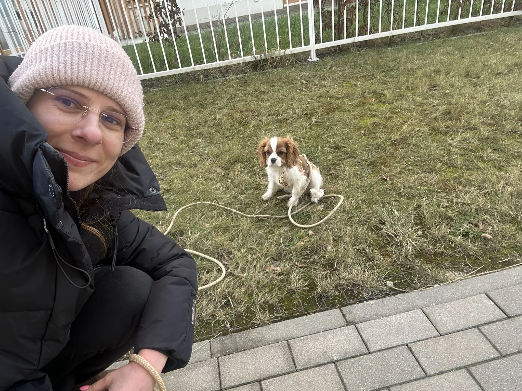 Alicja z małym Rokim na pierwszym spacerze